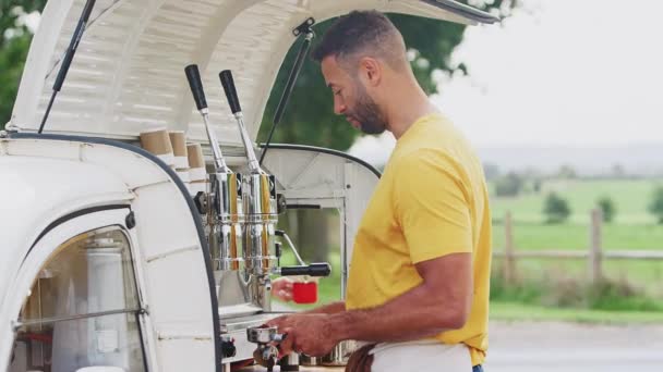 Paar Betreibt Mobiles Kaffeehaus Und Bereitet Drink Freien Neben Lieferwagen — Stockvideo