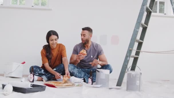 Couple Prenant Une Pause Assis Contre Mur Avec Bière Pizza — Video