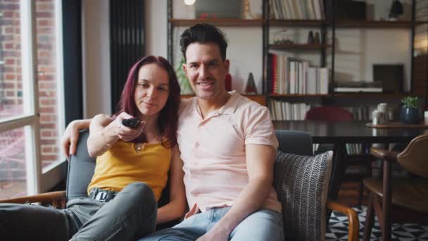 Amante Casal Abraçando Como Eles Deitam Sofá Casa Assistindo Relaxando — Vídeo de Stock