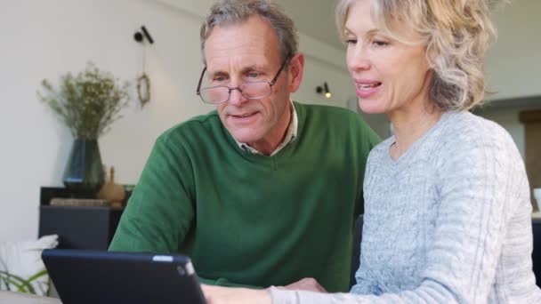 Couple Âgé Retraité Maison Achetant Des Produits Des Services Ligne — Video