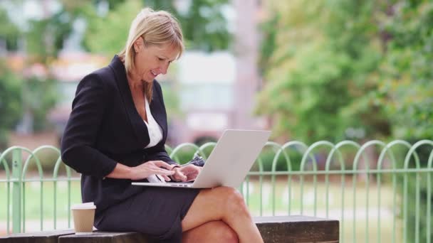 Femme Affaires Mature Assise Sur Banc Dans Parc Municipal Travaillant — Video