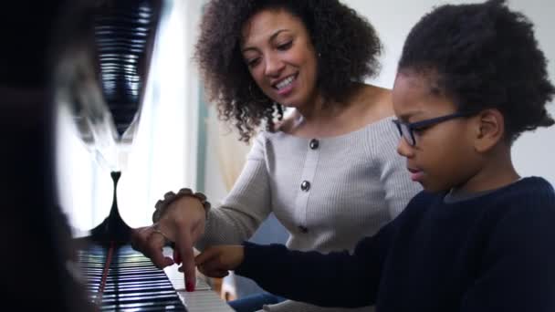 Joven Aprendiendo Tocar Piano Teniendo Lección Maestra Casa Filmado Cámara — Vídeo de stock