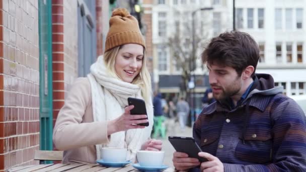 Pareja Fecha Sentada Fuera Cafetería Concurrida Calle Principal Ciudad Mirando — Vídeos de Stock