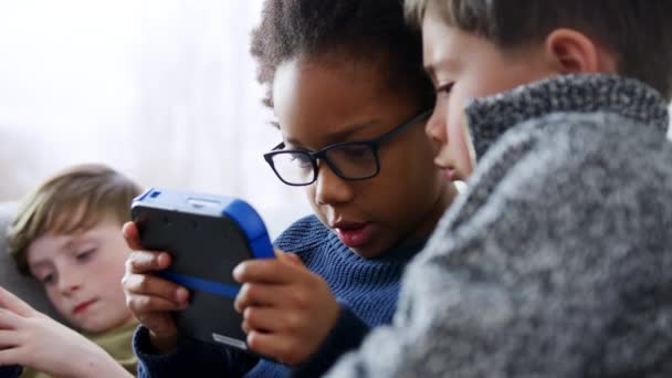 Ομάδα Νεαρών Αγοριών Φίλους Gaming Μαζί Φορητές Συσκευές Που Κάθονται — Αρχείο Βίντεο