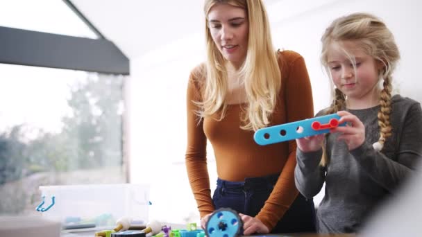 Moeder Met Dochter Spelen Met Engineering Bouwpakket Samen Thuis Geschoten — Stockvideo