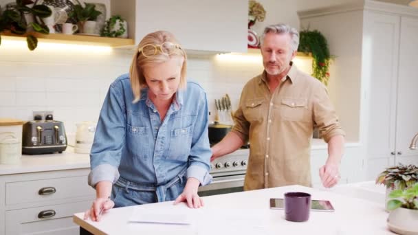 Reifes Paar Überprüft Gemeinsam Haushaltsfinanzen Und Investitionen Küche Hause Zeitlupe — Stockvideo