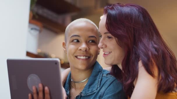 Pasangan Perempuan Yang Sama Menggunakan Tablet Digital Untuk Streaming Online — Stok Video