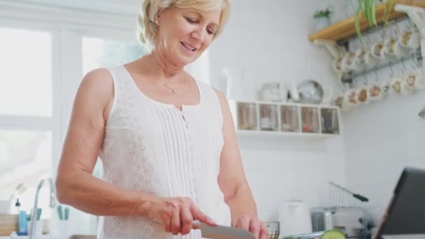 Emekli Yaşlı Bir Kadının Mutfakta Yemek Pişirirken Planda Akıllı Bir — Stok video