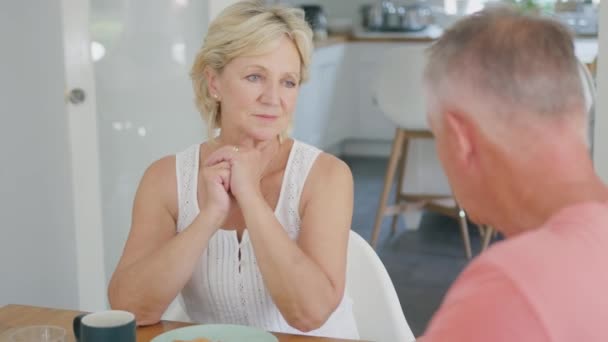 Gepensioneerd Senior Paar Thuis Rond Het Ontbijt Met Man Troostende — Stockvideo