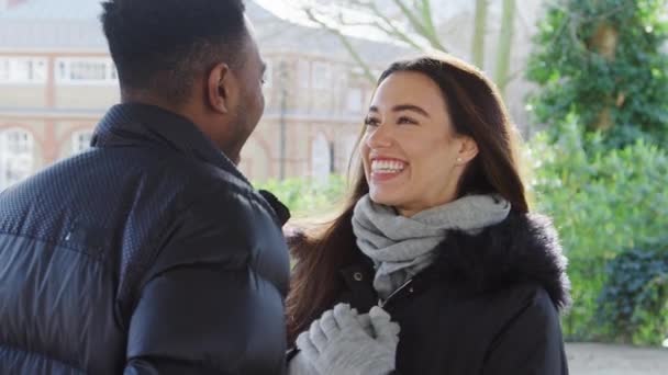 Homme Rencontre Femme Sur Date Dans Parc Automne Lui Demande — Video