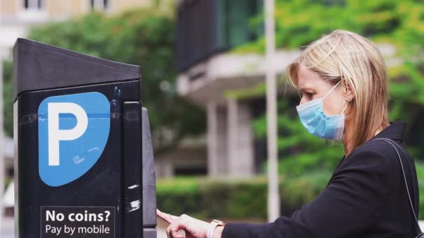 Gammal Affärskvinna Bär Ansiktsmask Gör Kontaktlös Betalning Parkeringsautomat Med Smart — Stockvideo