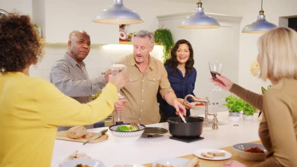 Groupe Amis Matures Faisant Toast Comme Ils Rencontrent Maison Servir — Video