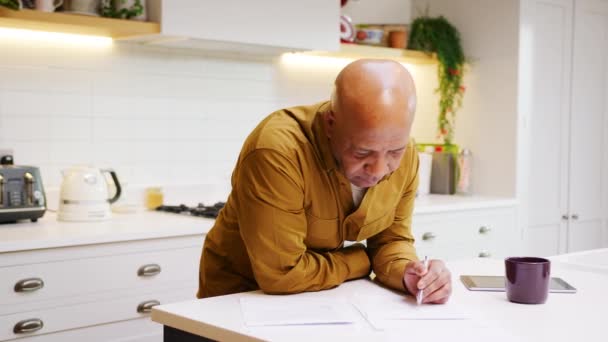 Старший Человек Рассматривает Подписывает Внутренние Финансы Инвестиции Кухню Дома Выстрел — стоковое видео
