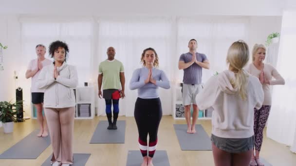 Profesora Ayudando Grupo Colchonetas Ejercicio Que Estiran Clase Yoga Dentro — Vídeos de Stock
