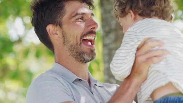 Padre Cariñoso Divirtiéndose Con Hijo Pequeño Parque Levantándolo Aire Antes — Vídeos de Stock