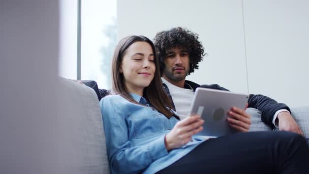 Cuplu Tânăr Relaxat Acasă Întins Canapea Streaming Film Tabletă Digitală — Videoclip de stoc
