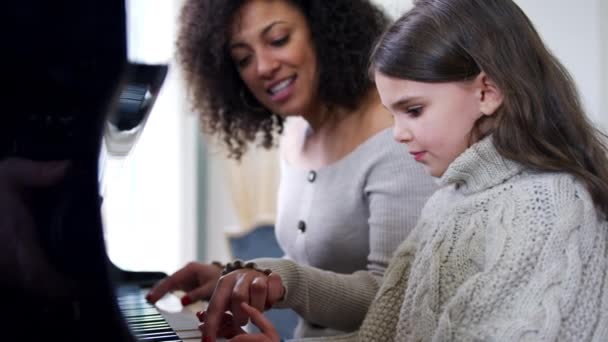 Jeune Fille Apprenant Jouer Piano Ayant Une Leçon Professeur Féminin — Video