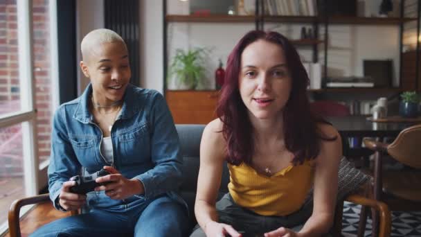 同性伴侣一起坐在家里的沙发上玩电脑游戏 动作缓慢 — 图库视频影像