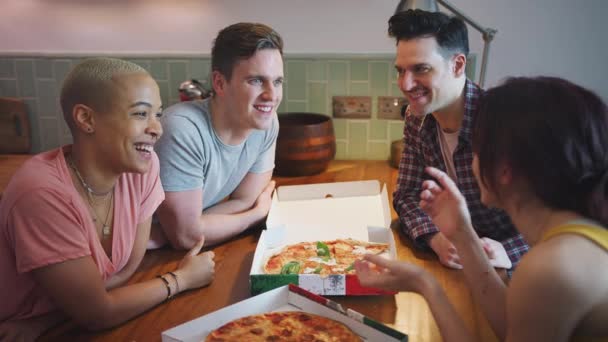 Чоловіки Жінки Зустрічаються Вдома Їдять Піцу Разом Знімають Повільному Русі — стокове відео