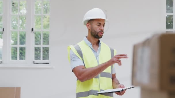 Construtor Usando Chapéu Duro Com Prancheta Verificando Entrega Novas Unidades — Vídeo de Stock