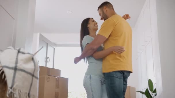 Pasangan Dengan Kunci Rumah Baru Dikelilingi Oleh Kotak Kotak Berpelukan — Stok Video