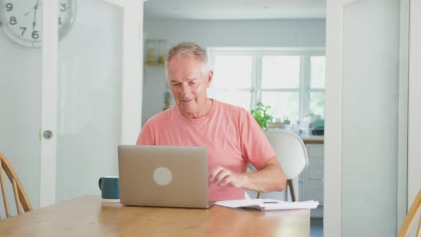 Пенсионер Дома Кухне Использует Ноутбук Покупок Интернете Проверки Личных Финансов — стоковое видео