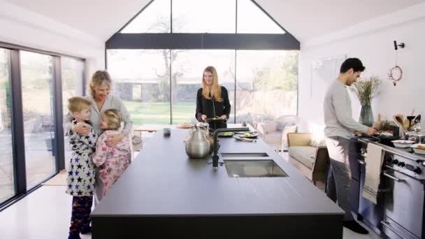 Wielopokoleniowa Rodzina Piżamie Przygotowująca Wspólnie Brunch Domu Nowoczesnej Kuchni Nakręcona — Wideo stockowe