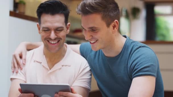 Amando Casal Masculino Mesmo Sexo Usando Tablet Digital Para Transmitir — Vídeo de Stock