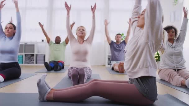 Kadın Öğretmen Yoga Sınıfında Egzersiz Minderleri Üzerinde Gruba Yardım Ediyor — Stok video