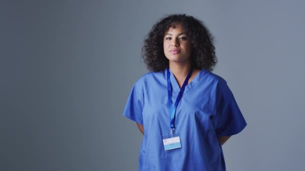 Retrato Estudio Una Joven Enfermera Vestida Con Uniformes Sobre Fondo — Vídeos de Stock