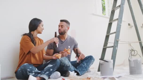 Pareja Tomando Descanso Sentado Contra Pared Con Cerveza Pizza Mientras — Vídeo de stock