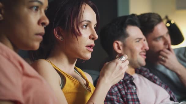 Kelompok Gay Teman Teman Duduk Sofa Rumah Makan Popcorn Menonton — Stok Video