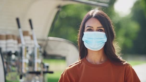 Retrato Mulher Usando Máscara Facial Durante Pandemia Saúde Executando Café — Vídeo de Stock