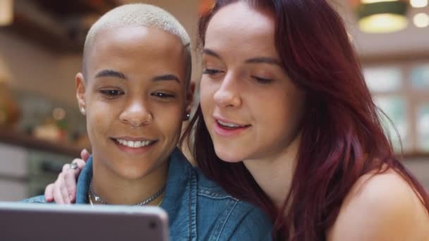 Gleichgeschlechtliches Paar Nutzt Digitales Tablet Online Streamen Während Sie Hause — Stockvideo