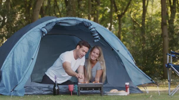 Casal Tenda Acampar Campo Sentado Por Churrasco Grelhando Salsichas Beijando — Vídeo de Stock