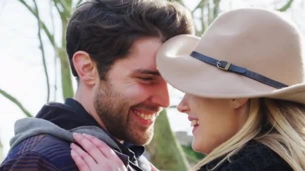 Close Van Glimlachend Paar Date Knuffelen Als Lopen Door Park — Stockvideo