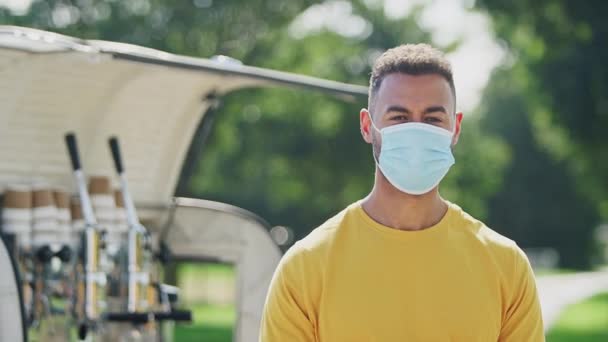 Ritratto Uomo Che Indossa Maschera Facciale Durante Pandemia Salute Esecuzione — Video Stock