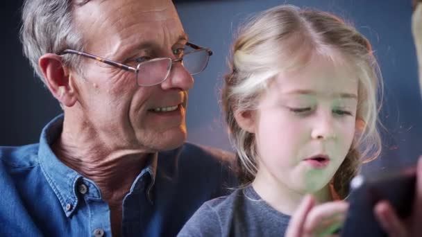 Közelkép Nagyapa Unokája Otthon Karosszékben Digitális Tabletta Együtt Lelassult Felvételen — Stock videók