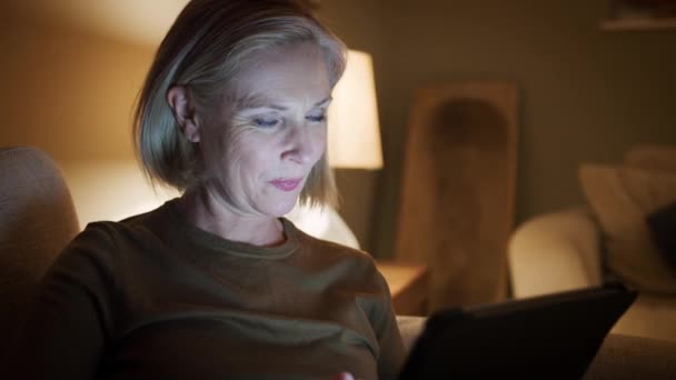 Dojrzała Kobieta Domu Wieczorem Zakupy Online Tabletem Cyfrowym Strzał Zwolnionym — Wideo stockowe