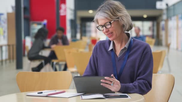 Ώριμη Γυναίκα Δασκάλα Μαθήτρια Ψηφιακό Tablet Που Εργάζεται Στην Αίθουσα — Αρχείο Βίντεο