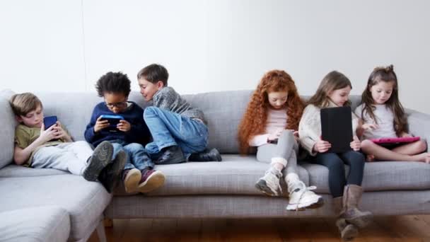 Gyerekcsoport Barátaival Kanapén Otthon Játszik Együtt Kézi Számítógépes Játék Digitális — Stock videók