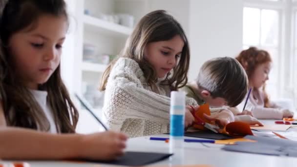 Gruppe Von Kindern Hause Hat Spaß Beim Gemeinsamen Basteln Von — Stockvideo