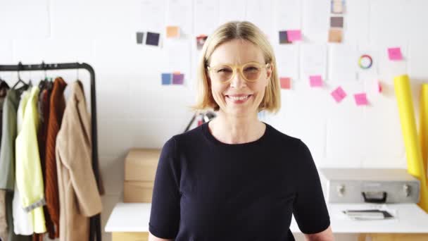 Portrait Mature Businesswoman Standing Front Desk Studio Start Fashion Business — Stock Video