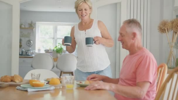 Pensionerade Äldre Par Hemma Runt Bordet Köket Äter Frukost Tillsammans — Stockvideo