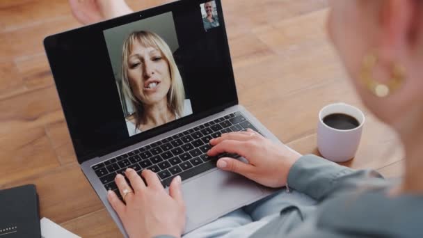 Femme Ayant Chat Vidéo Avec Une Amie Assise Sur Sol — Video