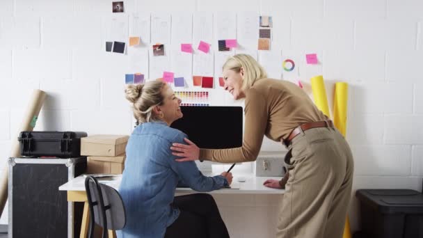 Twee Vrouwen Runnen Creatieve Business Studio Werken Samen Computer Geschoten — Stockvideo