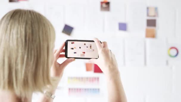 Widok Tyłu Dojrzałej Projektantki Mody Kobiecej Robiącej Zdjęcia Kolorowych Próbek — Wideo stockowe