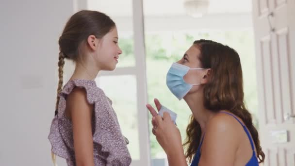Matka Córka Zakładają Maski Twarzy Przed Wyjściem Frontowymi Drzwiami Podczas — Wideo stockowe