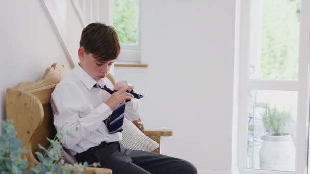 Ojciec Pomaga Synowi Który Trudności Zawiązaniem Krawata Przed Wyjazdem Szkoły — Wideo stockowe