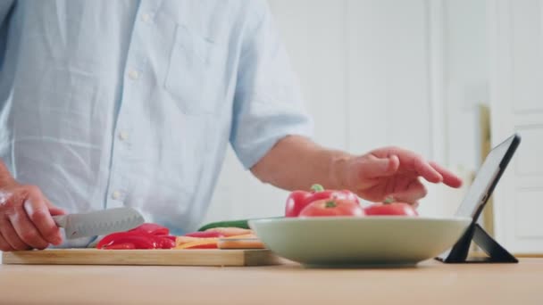 Großaufnahme Eines Rentners Der Tomaten Für Das Essen Der Küche — Stockvideo